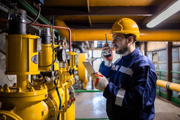 Trabalhador Industrial Profissional Verificando Pressão Gasoduto Natural Dentro Usina Refinaria — Fotografia de Stock