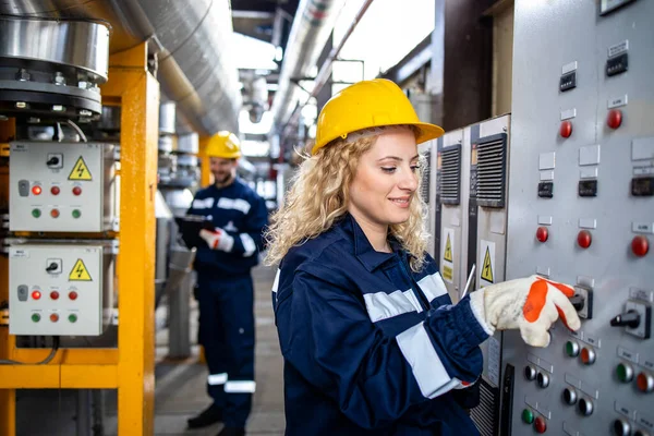 Lavoratrice Che Gestisce Una Centrale Elettrica Nella Raffineria Petrolio Gas — Foto Stock