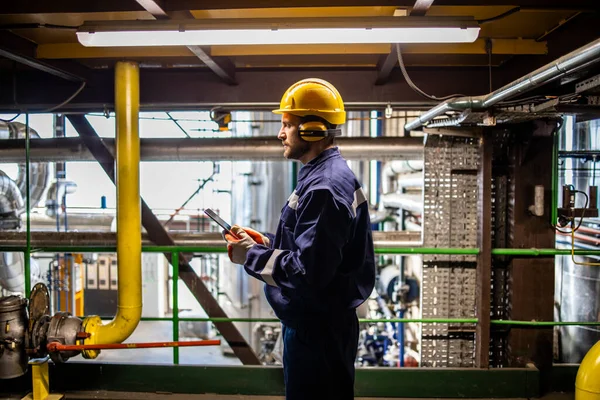 Trabalhador Fábrica Profissional Vestindo Chapéu Amarelo Earmuffs Refinaria Petroquímica Olhando — Fotografia de Stock