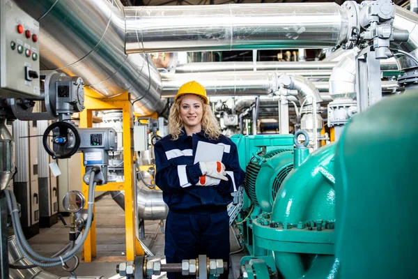 Ingegnere Industriale Donna Attesa Gasdotto Oleodotto All Interno Della Raffineria — Foto Stock