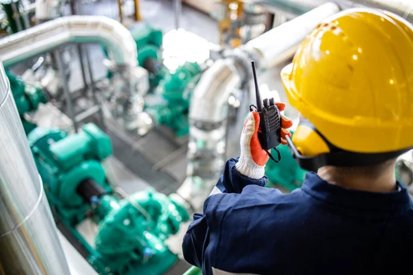 Trabajador Industrial Equipos Seguridad Que Verifican Producción Petróleo Gas Planta —  Fotos de Stock