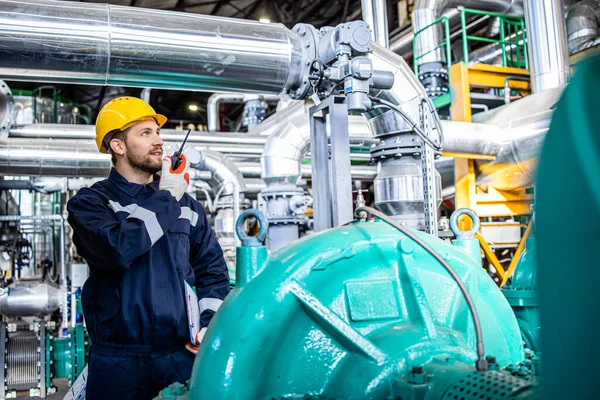 Industriële Werknemer Supervisor Die Gebruik Maakt Van Radiocommunicatie Gas Olieproductie — Stockfoto