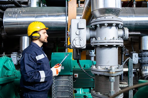 Fabriek Serviceman Controleren Generator Motoren Productie Elektriciteitscentrale — Stockfoto