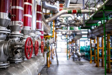 Gaz boruları ve vanaları olan ısıtma tesisi veya elektrik santrali.
