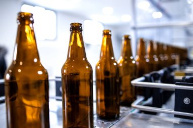 İçecek fabrikası ve bira şişeleri alkolle dolduruluyor..