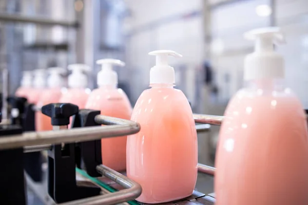 Mydło Butelkowane Produkowane Fabryce — Zdjęcie stockowe