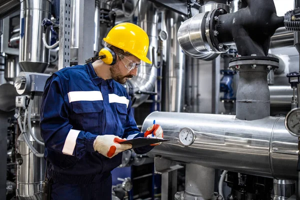 Refinery Worker Checking Pipes Pressure Natural Gas Supply Production Plant — Fotografia de Stock