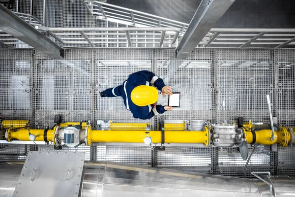 Top View Refinery Worker Walking Gas Pipes Checking Gasoline Supply — Stockfoto