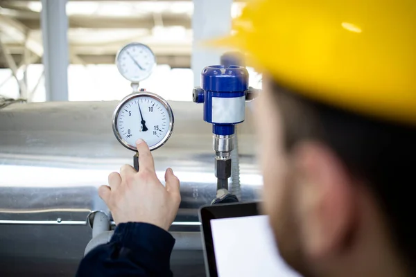 Heating Plant Worker Reading Water Pipe Pressure Energy Factory — Stockfoto