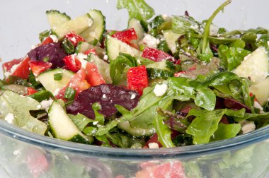 bir büyük cam kase sebze salatası