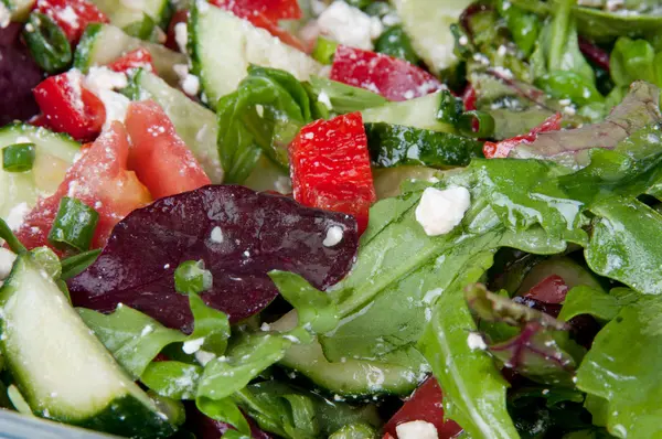Plantaardige salade in een grote glazen kom — Stockfoto