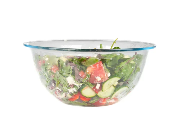 Grönsakssallad i en stor glasskål — Stockfoto