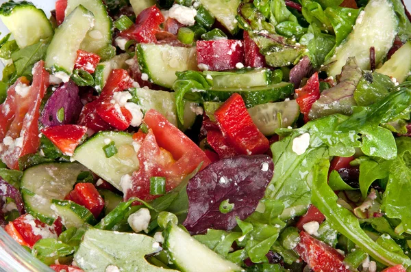 Insalata di verdure in una grande ciotola di vetro — Foto Stock