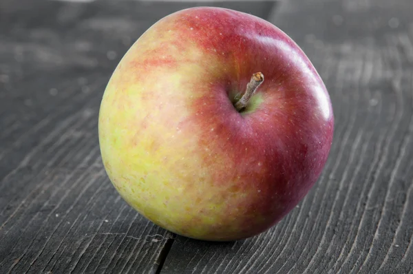 Red apple on the table — Stock Photo, Image