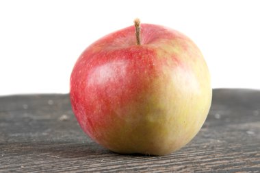 Masadaki kırmızı elma.