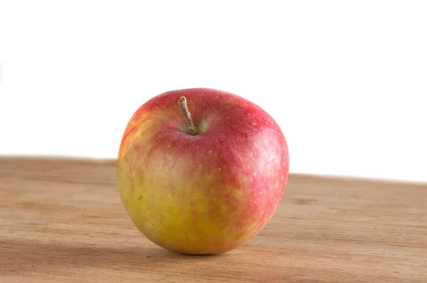 Красное яблоко на столе — стоковое фото