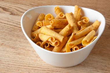 Peynirli cips beyaz bir kase