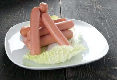 bir tabak taze sosis