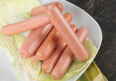 bir tabak taze sosis