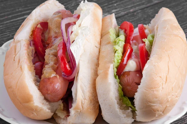 Hot dog sur une assiette — Photo