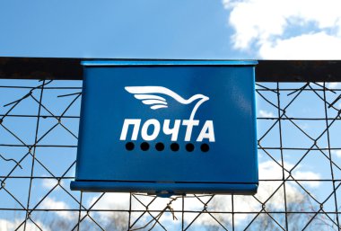 çitin üzerindeki mavi posta