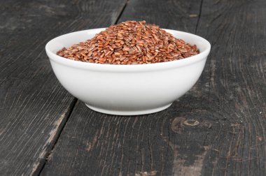 Masanın üzerine bir kase kırmızı pirinç