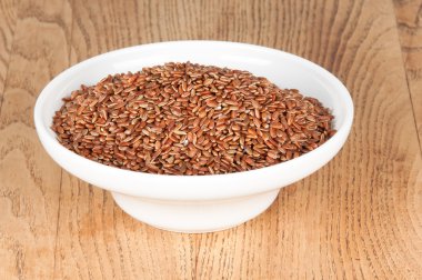 Masanın üzerine bir kase kırmızı pirinç