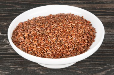 Masanın üzerine bir kase kırmızı pirinç