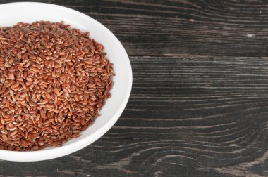 Masanın üzerine bir kase kırmızı pirinç