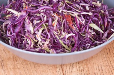 bir kase kırmızı lahana salatası