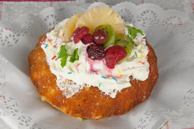 çilek ile sünger kek