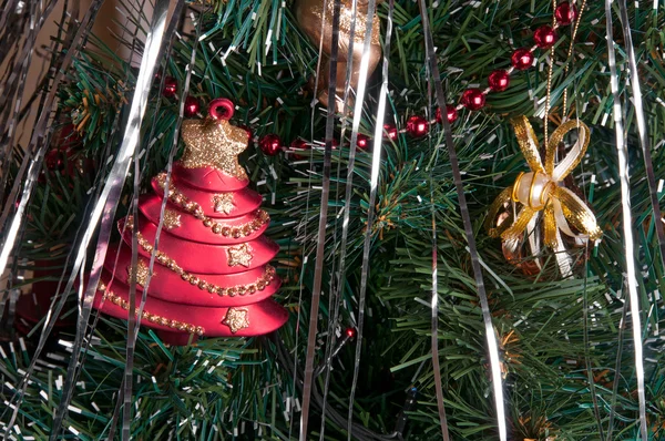 Kerst-boom decoraties op een kerst kerst bont-boom — Stockfoto