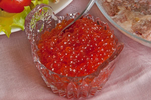 Caviar rojo en un tazón —  Fotos de Stock