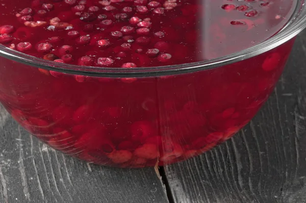 Тушеная клюква и другие ягоды в большой стеклянной чаше — стоковое фото