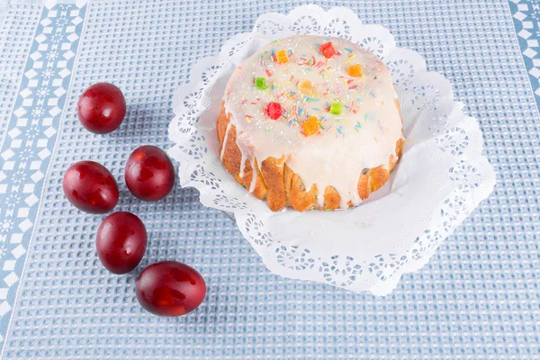 Κέικ με ζαχαρωμένα φρούτα και ζάχαρη σε σκόνη — Φωτογραφία Αρχείου