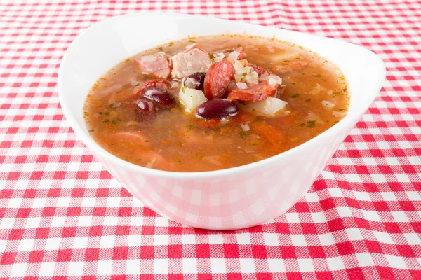 Ковбасний суп з квасолею — стокове фото