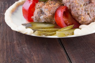 Lula kuzu ve bir tabakta domates