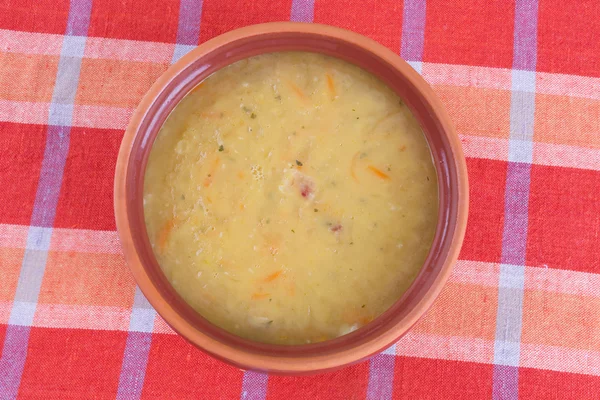 Traditionelle frische Erbsensuppe in einer Schüssel — Stockfoto