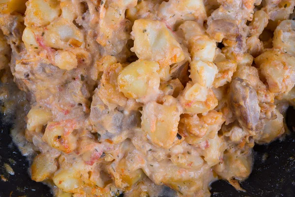 Stewed potatoes with meat in a cast iron bowl — Stock Photo, Image