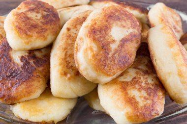 bir cam tabak patates köftesi