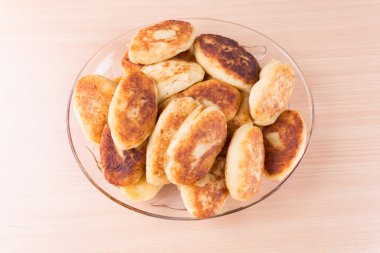 bir cam tabak patates köftesi