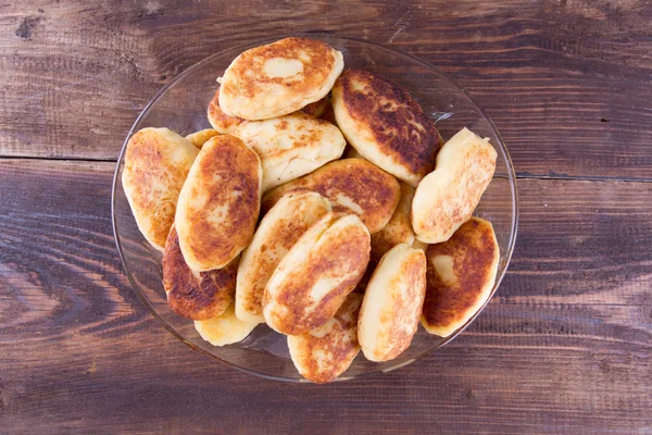 bir cam tabak patates köftesi