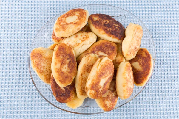 Potatis biffar i en glasskål — Stockfoto