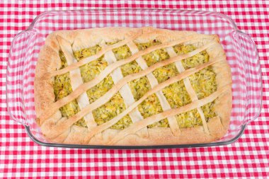 Masanın üzerine geniş bir kapta peynir tavuk pasta