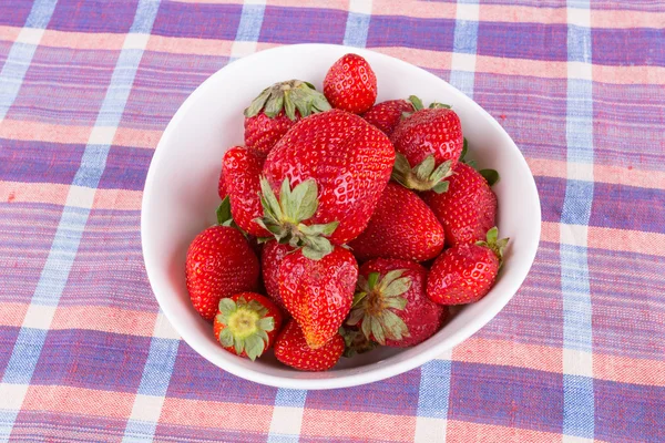 Fresas en un tazón sobre la mesa — Foto de Stock