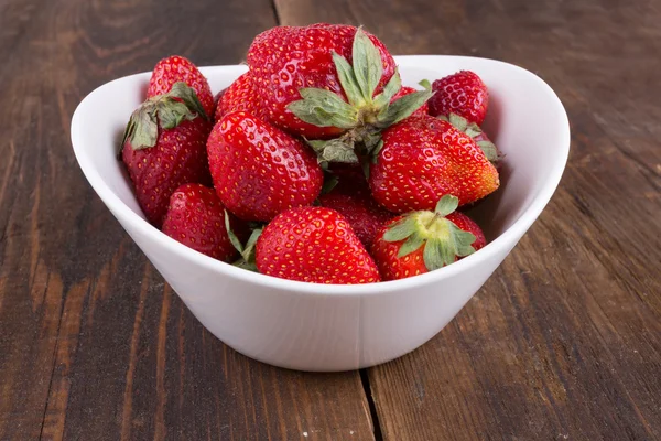 Fresas en un tazón sobre la mesa — Foto de Stock