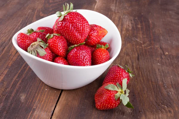 Fresas en un tazón sobre la mesa — Foto de Stock