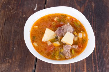 Sarı bir kase gulaş çorbası