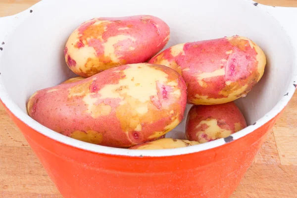 Red potatoes in a saucepan — Stock Photo, Image