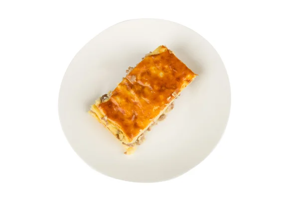 Картофельный пирог на белой тарелке — стоковое фото